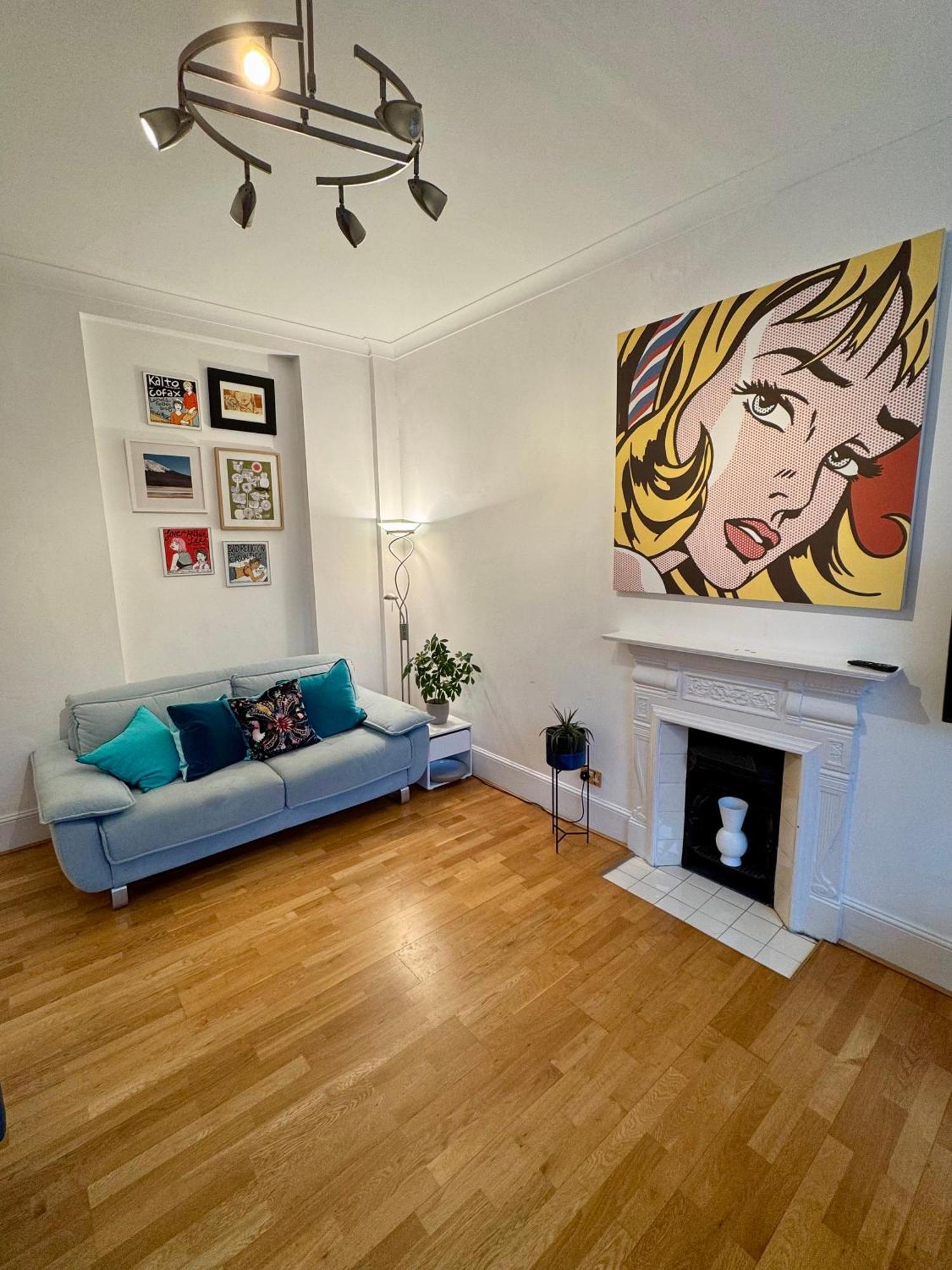 Amazing Holidays Home With A Terrace London Exterior photo